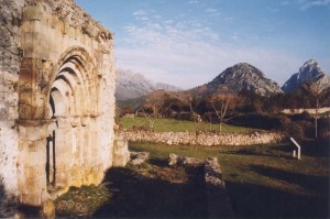 Portada sur de las ruinas con el Pico de Peñamellera al fondo.