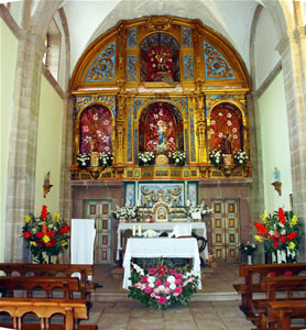 Retablo restaurado de la capilla de la Reina de los Ángeles.