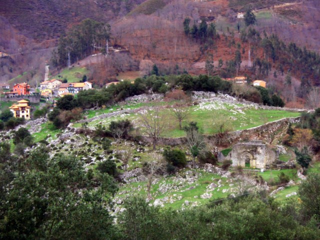 Situación de las ruinas con respecto al pueblo