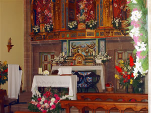 Detalle del altar ataviado para el día de la inauguración de la restauración.