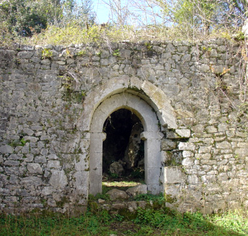 Puerta postarior de las ruinas